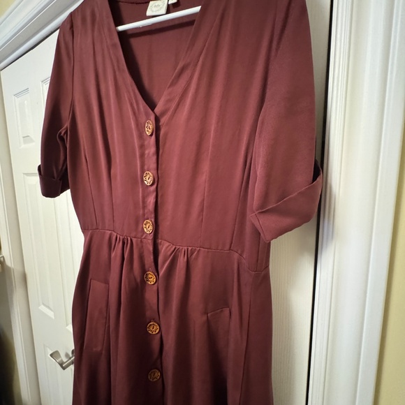 Elegant Burgundy Button-Down Dress - Picture 2 of 11